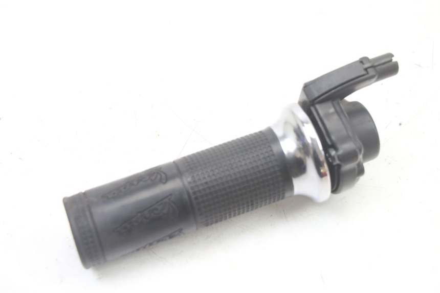 photo de MANETE DO ACELERADOR PIAGGIO VESPA LX 2T 50 (2005 - 2013) - Zoom do estado de desgaste