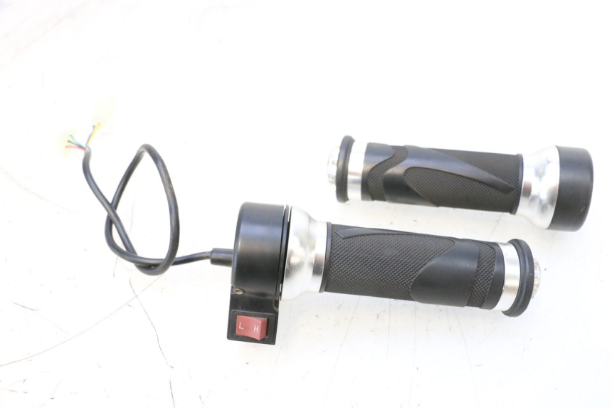 photo de MANETE DO ACELERADOR EFUN PUSA 1 - Vista principal