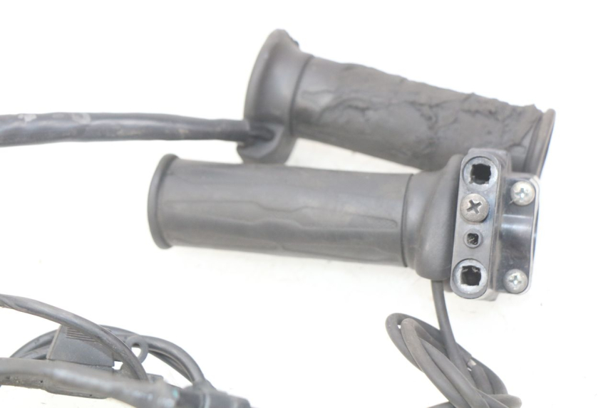 photo de MANETE DO ACELERADOR SUZUKI SIXTEEN 125 (2008 - 2010) - Zoom do estado de desgaste