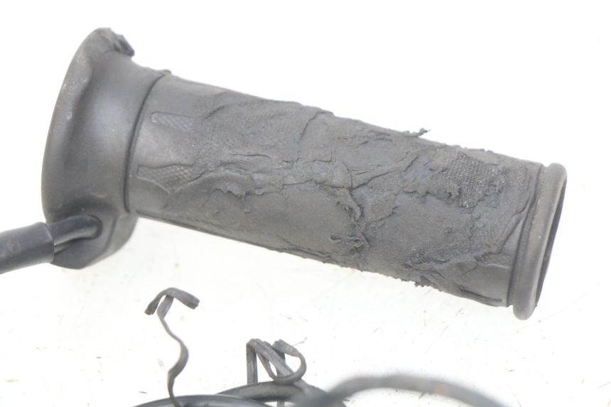 photo de MANETE DO ACELERADOR SUZUKI SIXTEEN 125 (2008 - 2010) - Estado da superfície