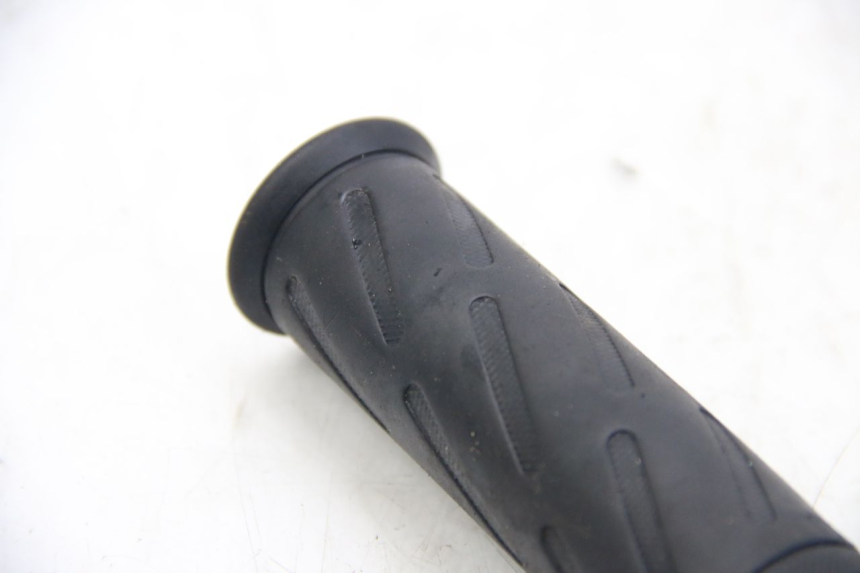 photo de MANETE DO ACELERADOR SUZUKI SIXTEEN 125 (2008 - 2010) - Outro ângulo de visão