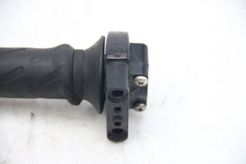 photo de MANETE DO ACELERADOR SUZUKI SIXTEEN 125 (2008 - 2010) - Marcações e referências