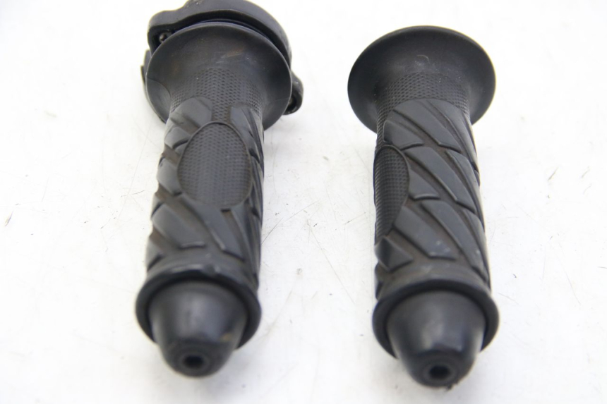 photo de MANETE DO ACELERADOR APRILIA SR 2T 50 (2012 - 2017) - Zoom do estado de desgaste