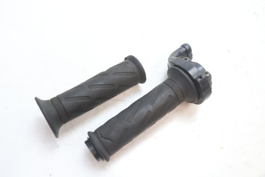photo de MANETE DO ACELERADOR SUZUKI SV S 650 (2003 - 2009) - Zoom do estado de desgaste