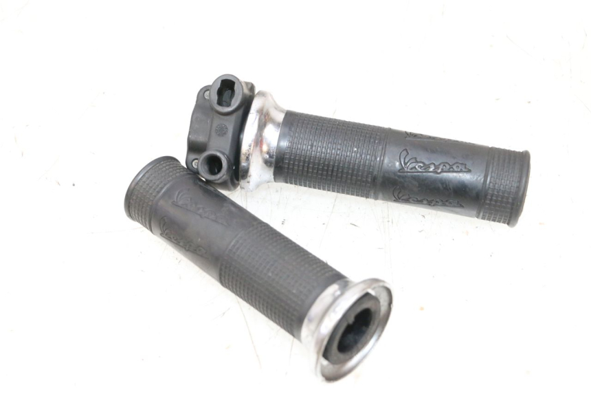 photo de MANETE DO ACELERADOR PIAGGIO VESPA GTS SUPER IE 125 (2009 - 2016) - Detalhe da peça