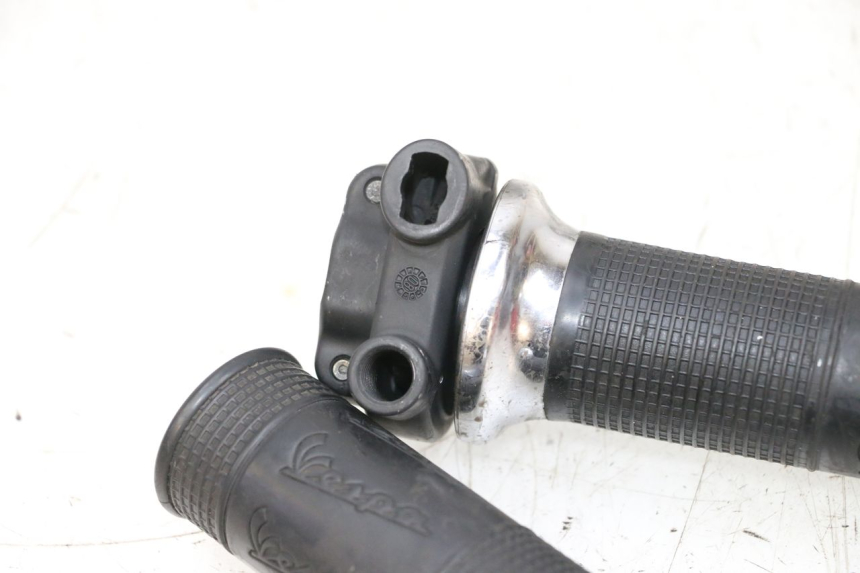 photo de MANETE DO ACELERADOR PIAGGIO VESPA GTS SUPER IE 125 (2009 - 2016) - Zoom do estado de desgaste