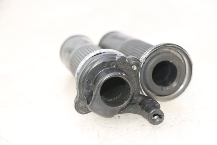 photo de MANETE DO ACELERADOR PIAGGIO VESPA LX 2T 50 (2005 - 2013) - Zoom do estado de desgaste