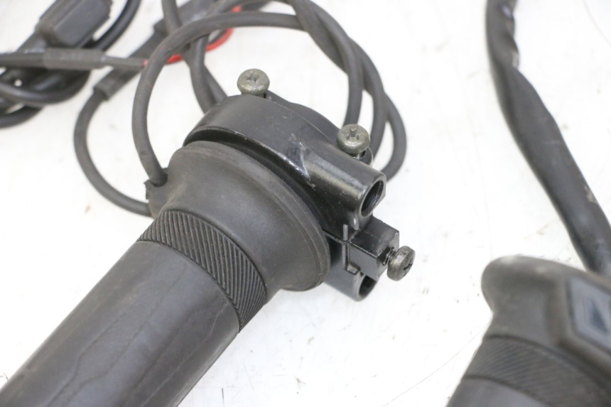 photo de MANETE DO ACELERADOR YAMAHA XMAX X-MAX 125 (2006 - 2009) - Marcações e referências