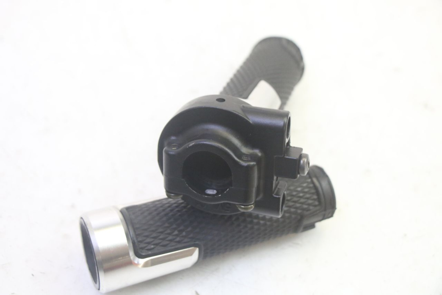 photo de MANETE DO ACELERADOR YAMAHA XMAX X-MAX 125 (2006 - 2009) - Zoom do estado de desgaste