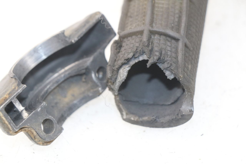 photo de MANETE DO ACELERADOR YAMAHA YZ 85 (2002 - 2018) - Zoom do estado de desgaste