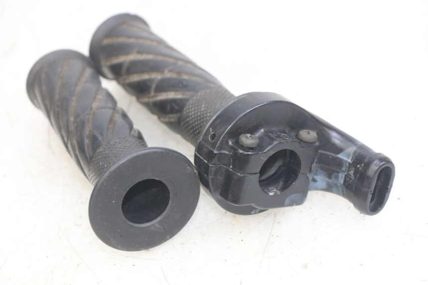 photo de MANETE DO ACELERADOR YAMAHA YZF R THUNDERCAT 600 (1996 - 2003) - Zoom do estado de desgaste
