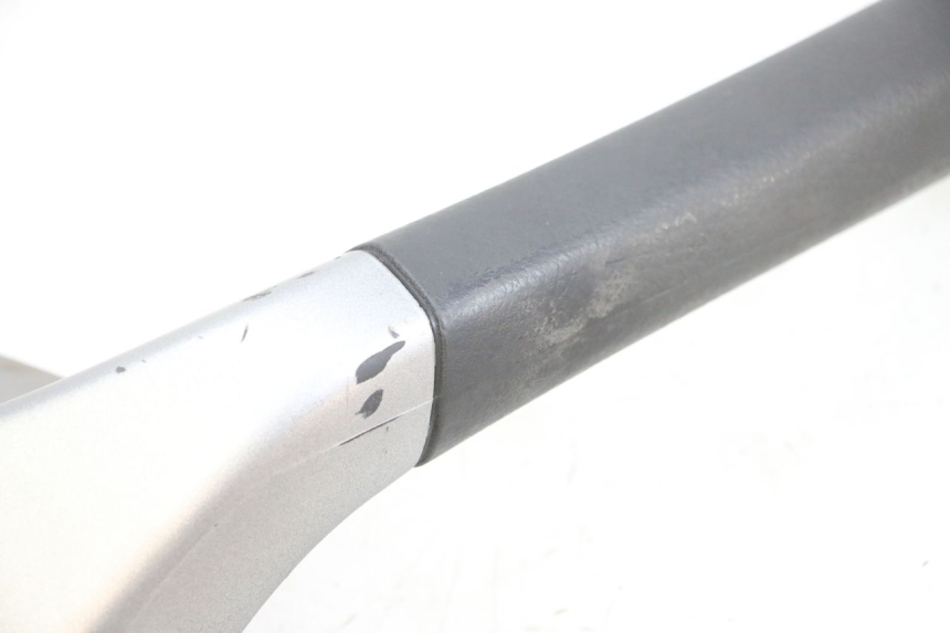 photo de PUNHO TRASEIRO DIREITO PIAGGIO MP3 125 (2006 - 2014) - Pontos de fixação