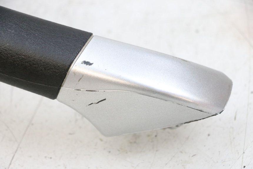 photo de PUNHO TRASEIRO DIREITO PIAGGIO MP3 LT 400 (2007 - 2012) - Pontos de fixação