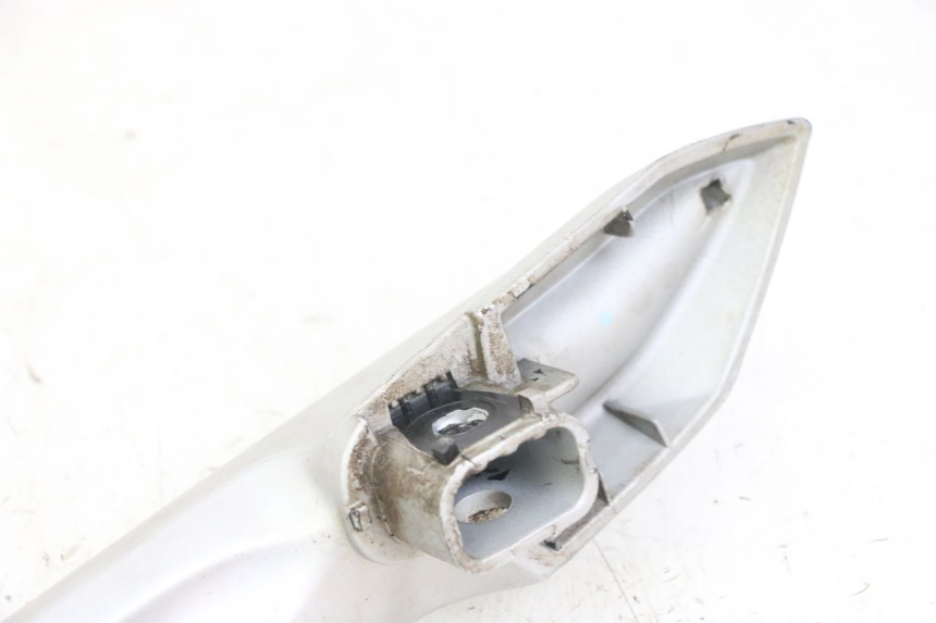 photo de PUNHO TRASEIRO DIREITO PEUGEOT SATELIS 125 (2013 - 2018) - Outro ângulo de visão