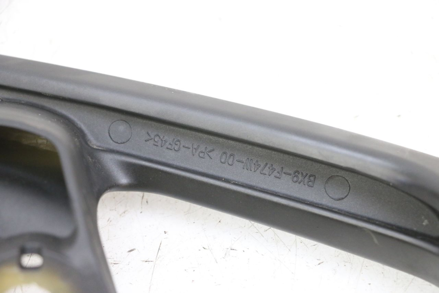 photo de PUNHO TRASEIRO DIREITO YAMAHA TRICITY 300 (2020 - 2024) - Outro ângulo de visão