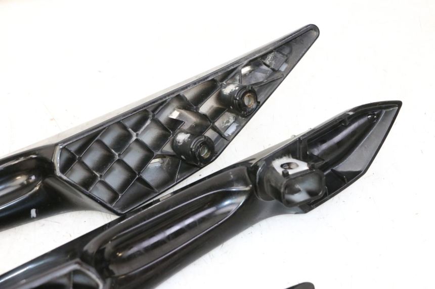 photo de ALÇA TRASEIRA PEUGEOT SATELIS 125 (2010 - 2012) - Pontos de fixação