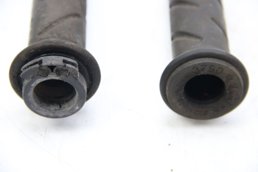 photo de MANETE DO GUIDÃO PEUGEOT SATELIS COMPRESSOR K15 125 (2006 - 2009) - Zoom do estado de desgaste