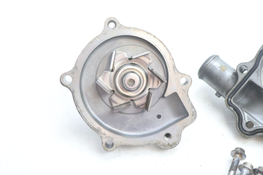 photo de BOMBA DE ÁGUA YAMAHA FJR 1300 (2001 - 2005) - Pontos de fixação