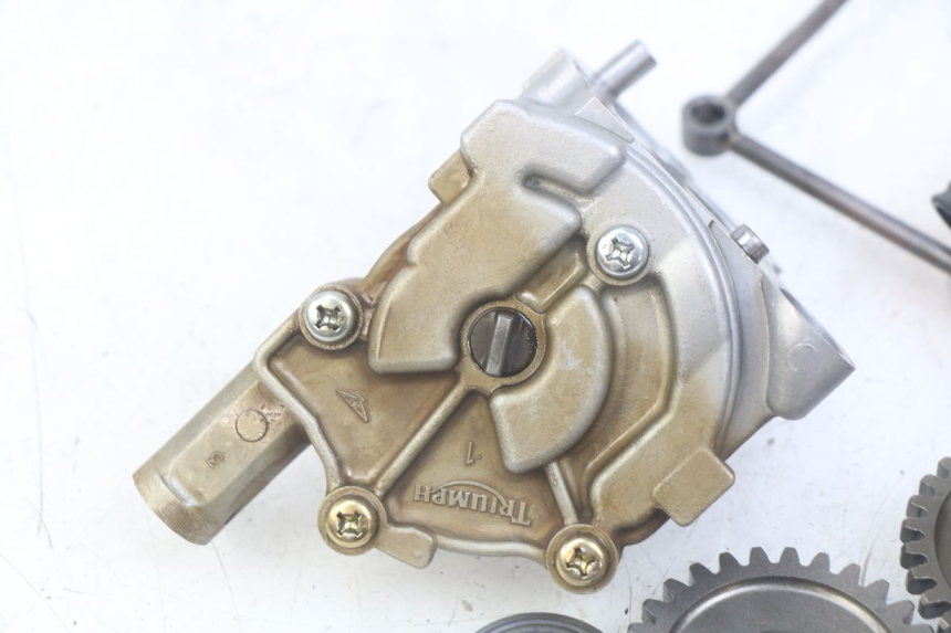 photo de BOMBA DE ÓLEO TRIUMPH SPRINT ST 955 (1999 - 2001) - Outro ângulo de visão
