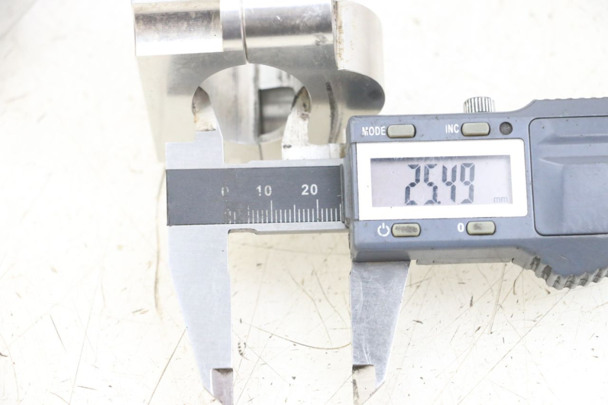 photo de SUPORTE DE GUIDÃO YAMAHA YZ 85 (2002 - 2018) - Zoom do estado de desgaste