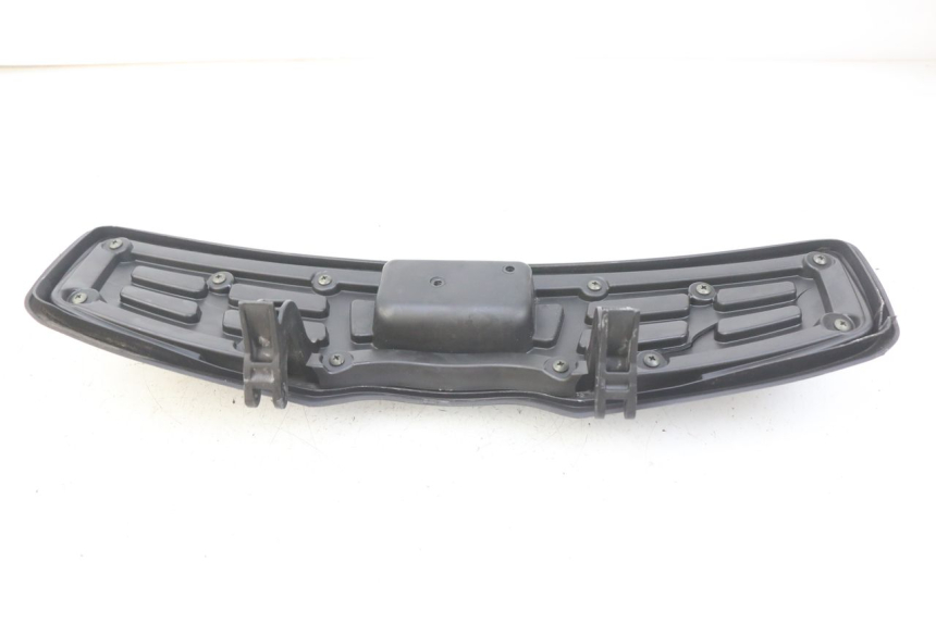 photo de SUPORTE DA CAIXA DE LUVAS SUZUKI BURGMAN 125 (2007 - 2014) - Zoom do estado de desgaste