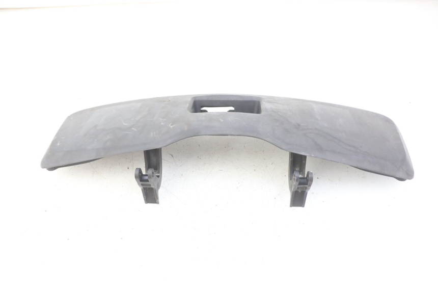 photo de SUPORTE DA CAIXA DE LUVAS SUZUKI BURGMAN 125 (2007 - 2014) - Outro ângulo de visão