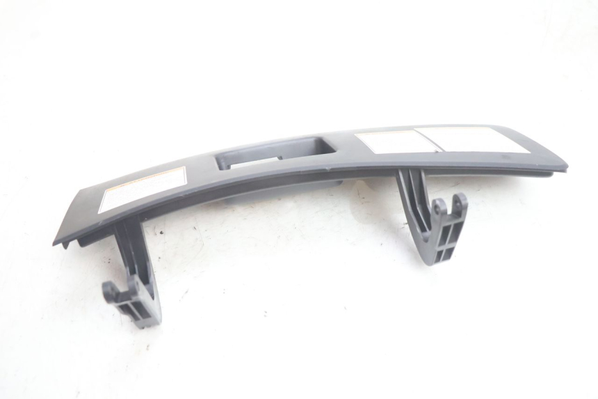 photo de SUPORTE PARA PORTA-LUVA SUZUKI BURGMAN EXECUTIVE ABS 650 (2006 - 2012) - Detalhe da peça