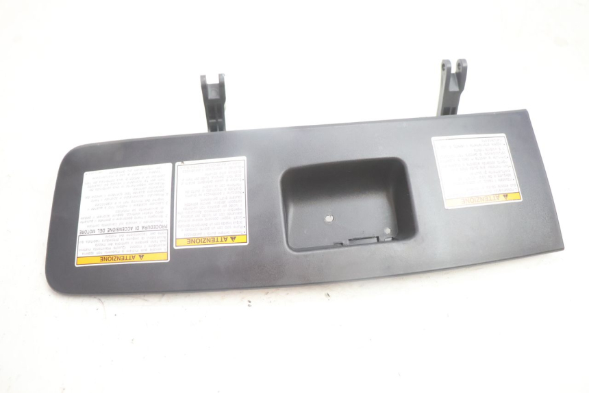 photo de SUPORTE PARA PORTA-LUVA SUZUKI BURGMAN EXECUTIVE ABS 650 (2006 - 2012) - Zoom do estado de desgaste
