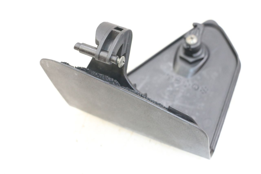 photo de SUPORTE DA CAIXA DE LUVAS KYMCO DINK STREET ABS 125 (2011 - 2018) - Detalhe da peça
