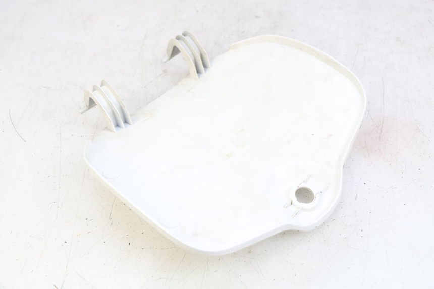 photo de SUPORTE DA CAIXA DE LUVA SYM FIDDLE 3 III 125 (2014 - 2020) - Detalhe da peça