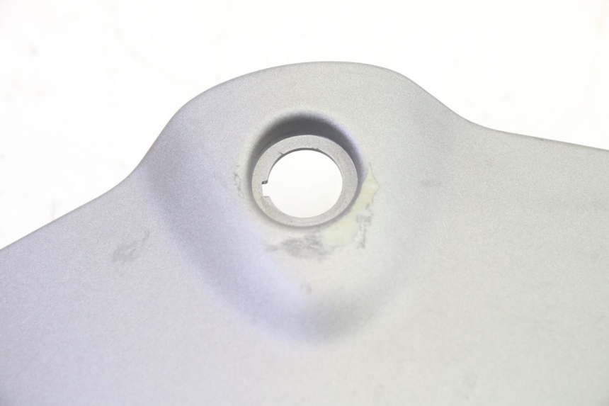 photo de SUPORTE DA CAIXA DE LUVA SYM FIDDLE 3 III 125 (2014 - 2020) - Detalhe da peça