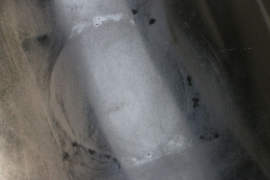 photo de SUPORTE DE PORTA-LUVA SYM FIDDLE 3 III 50 (2014 - 2020) - Zoom do estado de desgaste