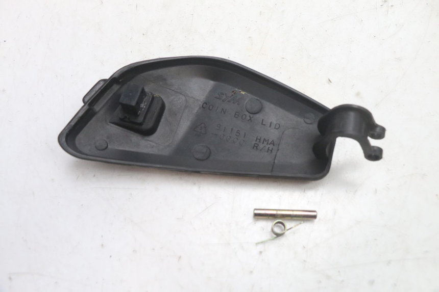 photo de SUPORTE DA CAIXA DE LUVAS SYM GTS EVO 125 (2009 - 2013) - Zoom do estado de desgaste