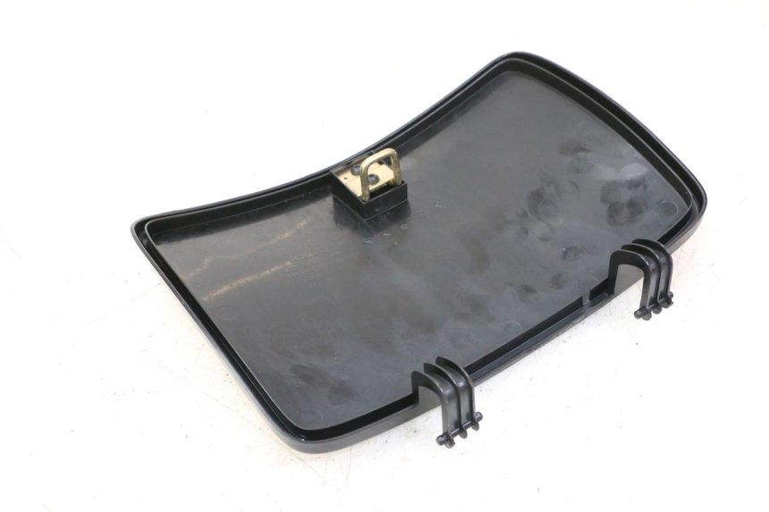 photo de SUPORTE DA CAIXA DE LUVA KYMCO PEOPLE S 125 (2000 - 2008) - Detalhe da peça
