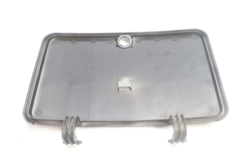 photo de SUPORTE DA CAIXA DE LUVAS KYMCO LIKE 125 (2009 - 2016) - Outro ângulo de visão