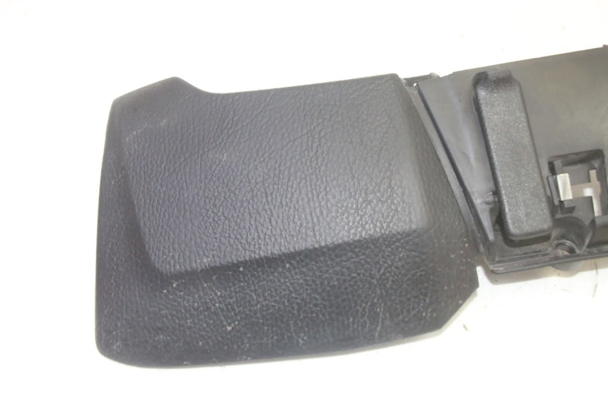 photo de SUPORTE DA CAIXA DE LUVAS PIAGGIO MP3 HPE 350 (2018 - 2020) - Detalhe da peça