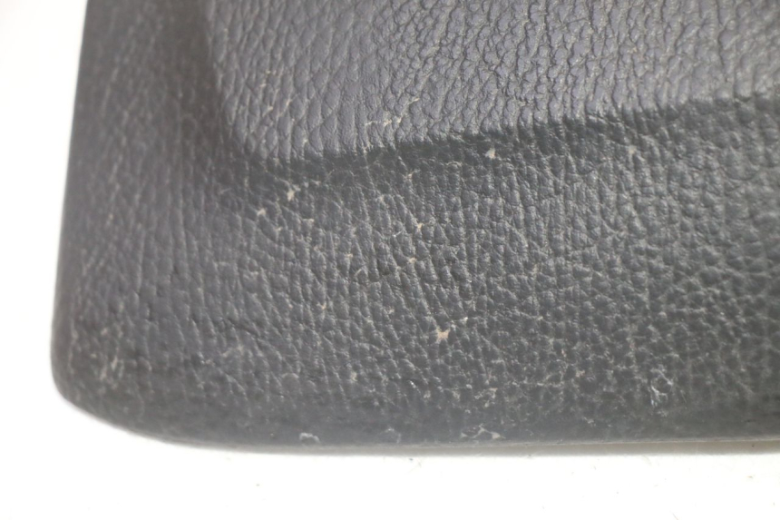 photo de SUPORTE DA CAIXA DE LUVAS PIAGGIO MP3 HPE 350 (2018 - 2020) - Zoom do estado de desgaste