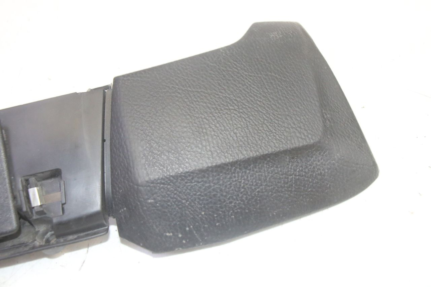 photo de SUPORTE DA CAIXA DE LUVAS PIAGGIO MP3 HPE 350 (2018 - 2020) - Outro ângulo de visão
