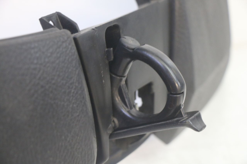photo de SUPORTE DA CAIXA DE LUVAS PIAGGIO MP3 500 (2016 - 2018) - Zoom do estado de desgaste