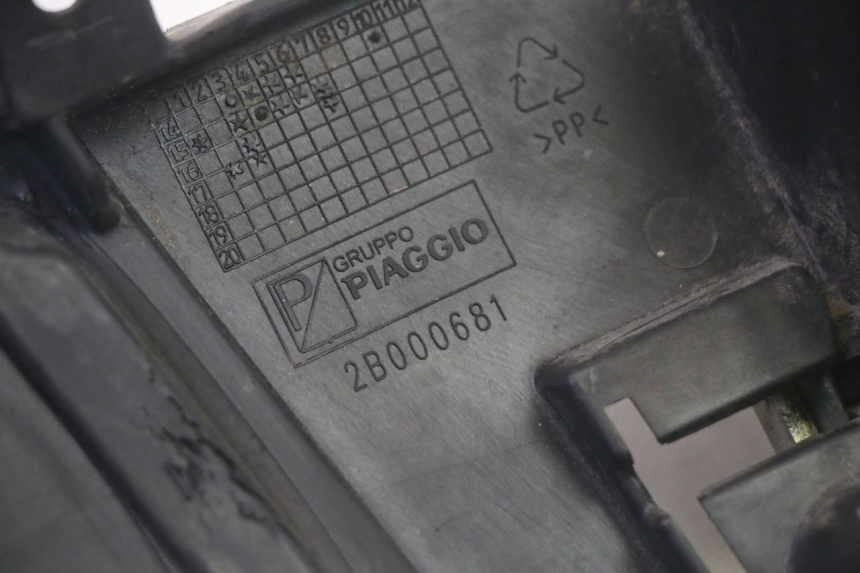 photo de SUPORTE DA CAIXA DE LUVAS PIAGGIO MP3 500 (2016 - 2018) - Pontos de fixação
