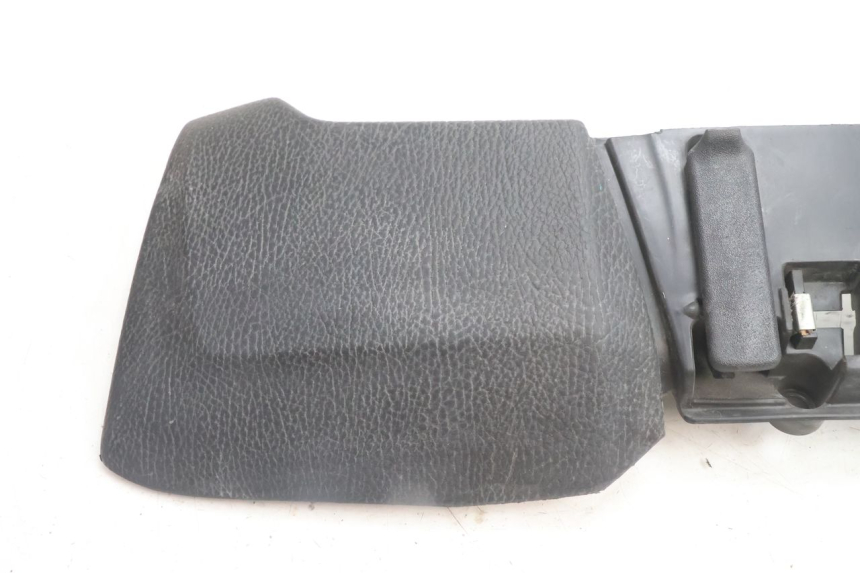 photo de SUPORTE DA CAIXA DE LUVAS PIAGGIO MP3 500 (2016 - 2018) - Detalhe da peça