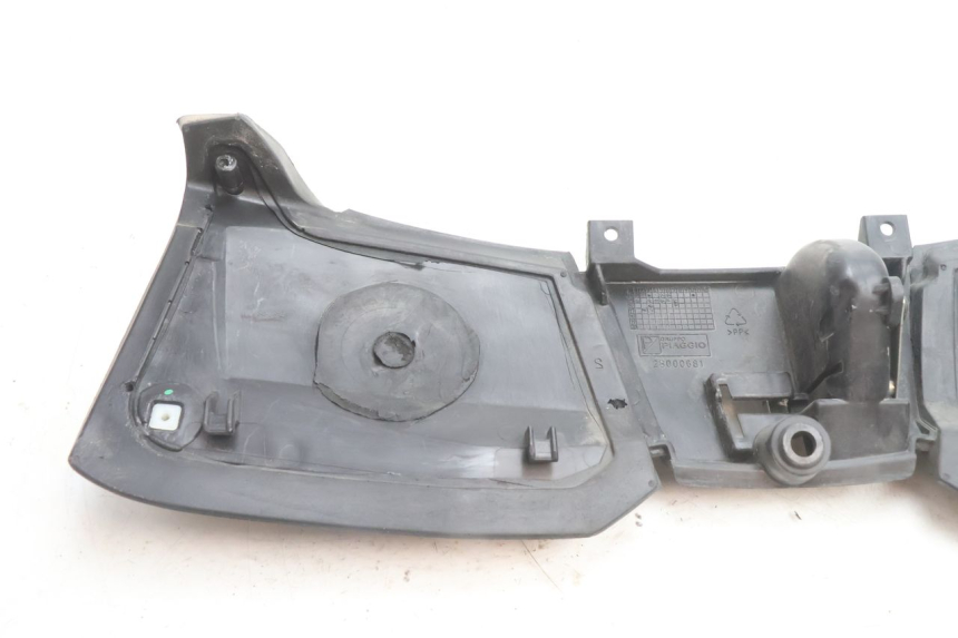 photo de SUPORTE DA CAIXA DE LUVAS PIAGGIO MP3 500 (2016 - 2018) - Vista do produto