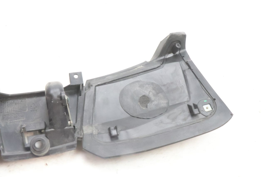 photo de SUPORTE DA CAIXA DE LUVAS PIAGGIO MP3 500 (2016 - 2018) - Detalhes característicos