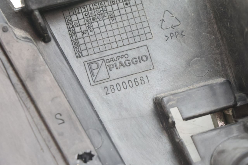 photo de SUPORTE DA CAIXA DE LUVAS PIAGGIO MP3 500 (2016 - 2018) - Ampliação dos componentes