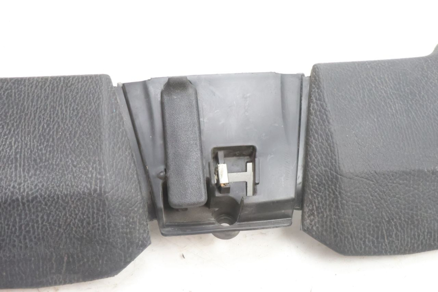 photo de SUPORTE DA CAIXA DE LUVAS PIAGGIO MP3 500 (2016 - 2018) - Zoom do estado de desgaste