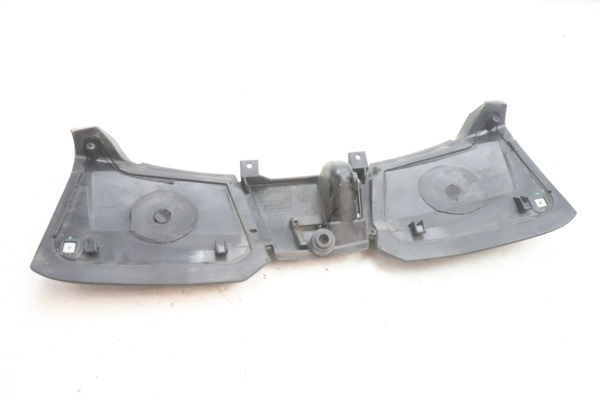 photo de SUPORTE DA CAIXA DE LUVAS PIAGGIO MP3 500 (2016 - 2018) - Marcações e referências