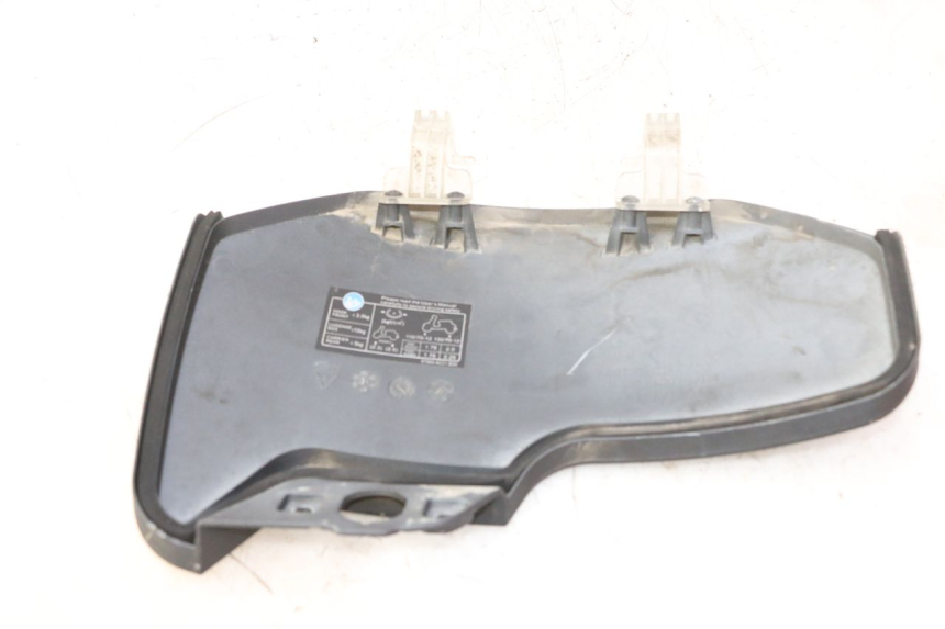 photo de SUPORTE DA CAIXA DE LUVAS KYMCO LIKE 4T 50 (2019 - 2025) - Detalhe da peça