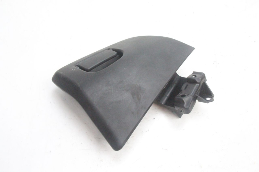 photo de SUPORTE DA CAIXA DE LUVAS HONDA PCX (JF28) 125 (2009 - 2011) - Detalhe da peça