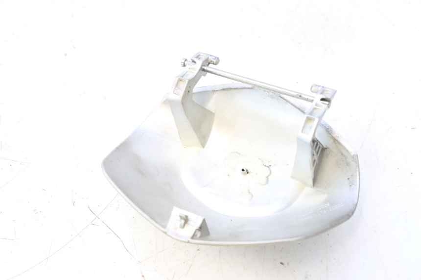 photo de SUPORTE DA CAIXA DE LUVAS PEUGEOT SATELIS 125 (2013 - 2018) - Zoom do estado de desgaste