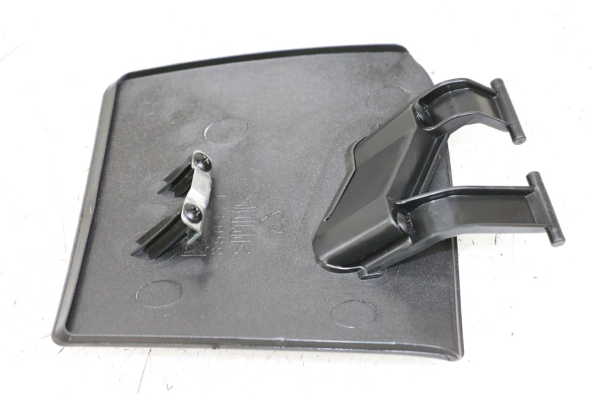 photo de SUPORTE DA CAIXA DE LUVA APRILIA SR MOTARD 50 (2012 - 2018) - Detalhe da peça